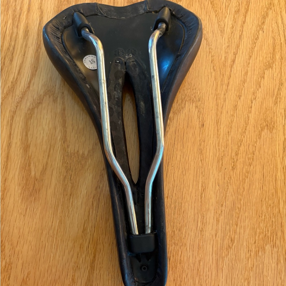 Terry Zero X bike seat with black on black dot design, vanox rails, 232 g - Picture 3 of 5